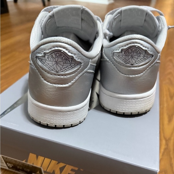 Nike Air Jordan 1 Retro Low OG l Metallic Silver Size 8.5. comes with box main image 6